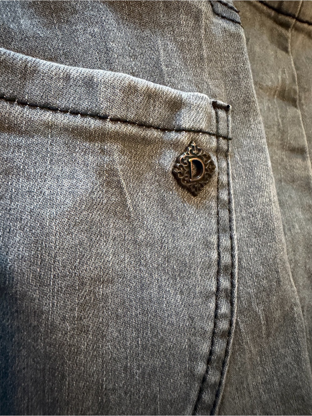 Democracy’s Ab”solution cropped
Gray jeans, size 4 - Picture 3 of 3